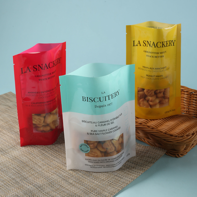il sacchetto di plastica stampato su ordinazione della prova dell'odore sta sulla chiara finestra per il biscotto, la caramella .coffee, erbacce